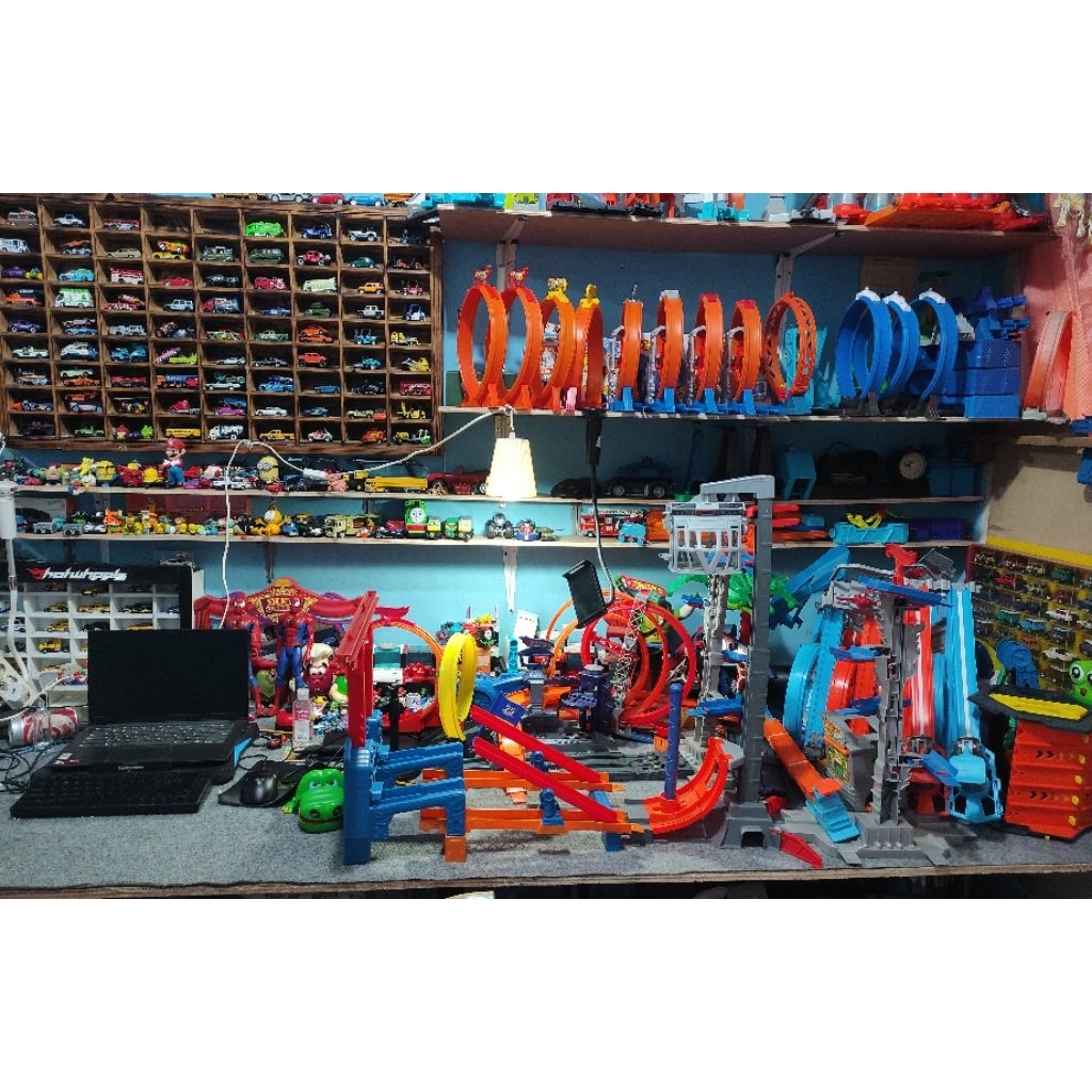 track hotwheels(PESANAN ORANG)(9 pics track 120cmkondisi bekas)