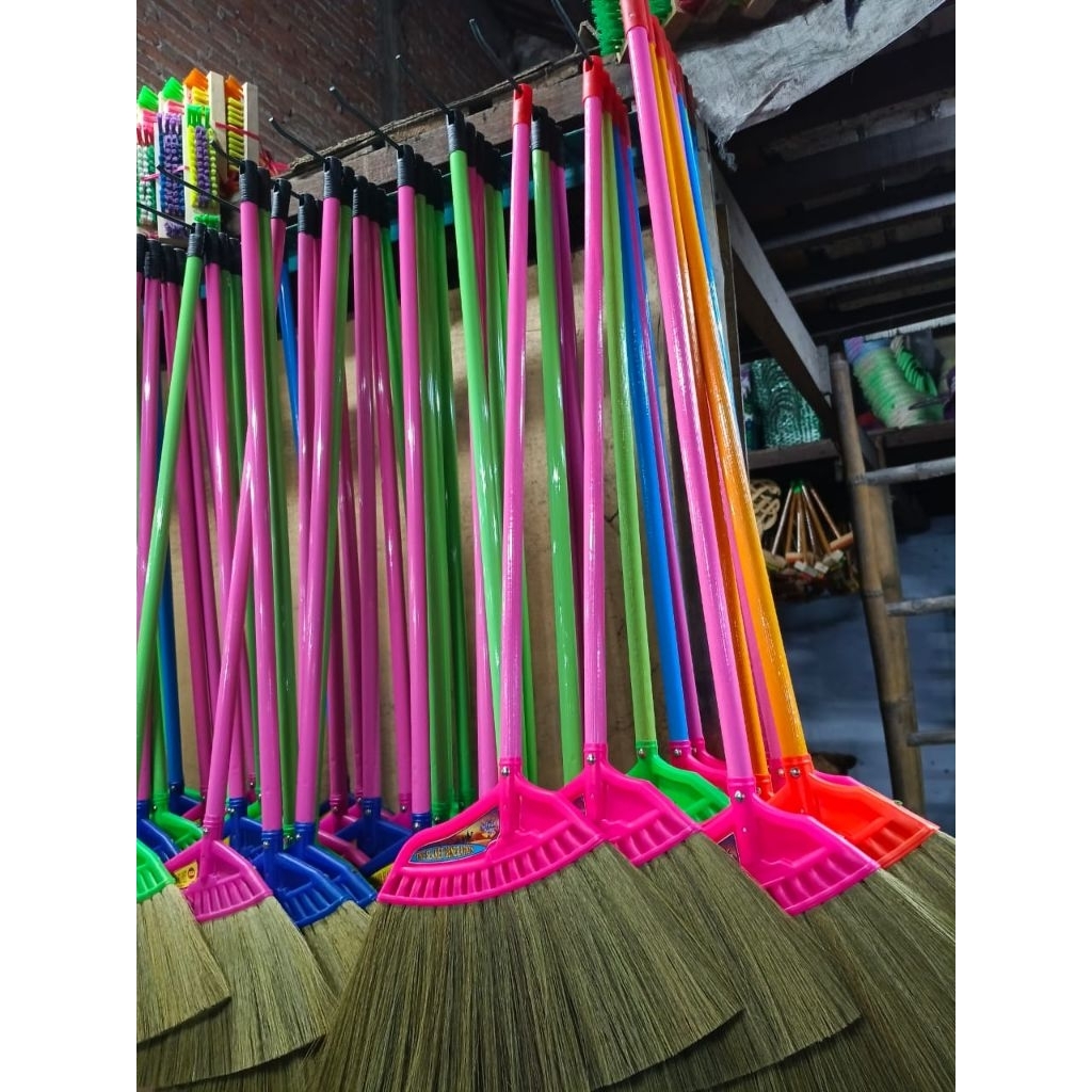 SAPU RAYUNG PENGRAJIN SELAMET TULUNGAGUNG/ SAPU PREMIUM GAGANG KAYU (WARNA WARNI)