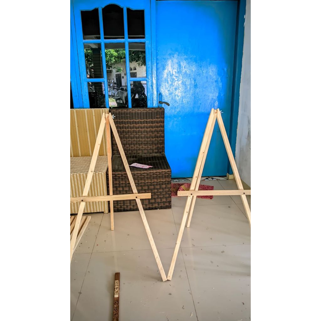 

Stand wedding tripod kayu jati belanda ukuran 100-120cm