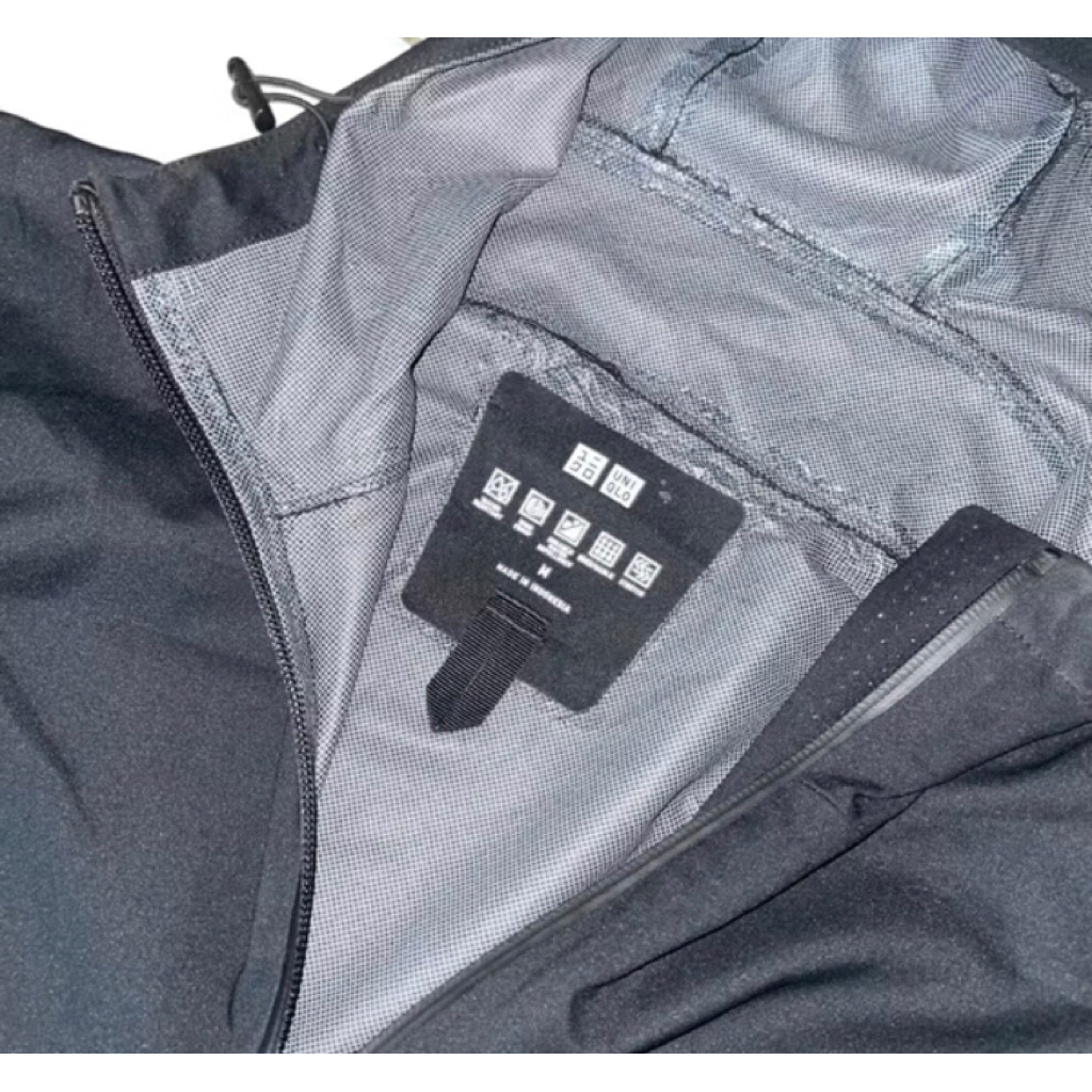 uniqlo blocktech hitam