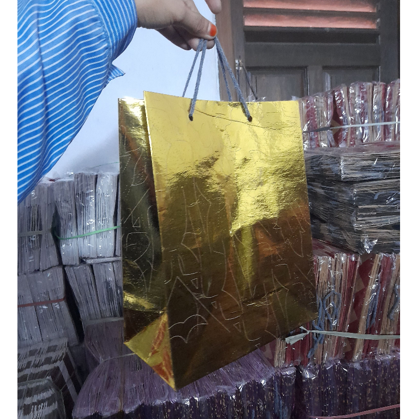 

PAPERBAG R6 EMAS LAMINASI GLOSY UKURAN 20x11x25 | TAS KADO | TAS KERTAS LAMINASI GLOSY | PAPERBAG SOVENIR | GIFT BAG | PAPERBAG SOVENIR PERNIKAHAN
