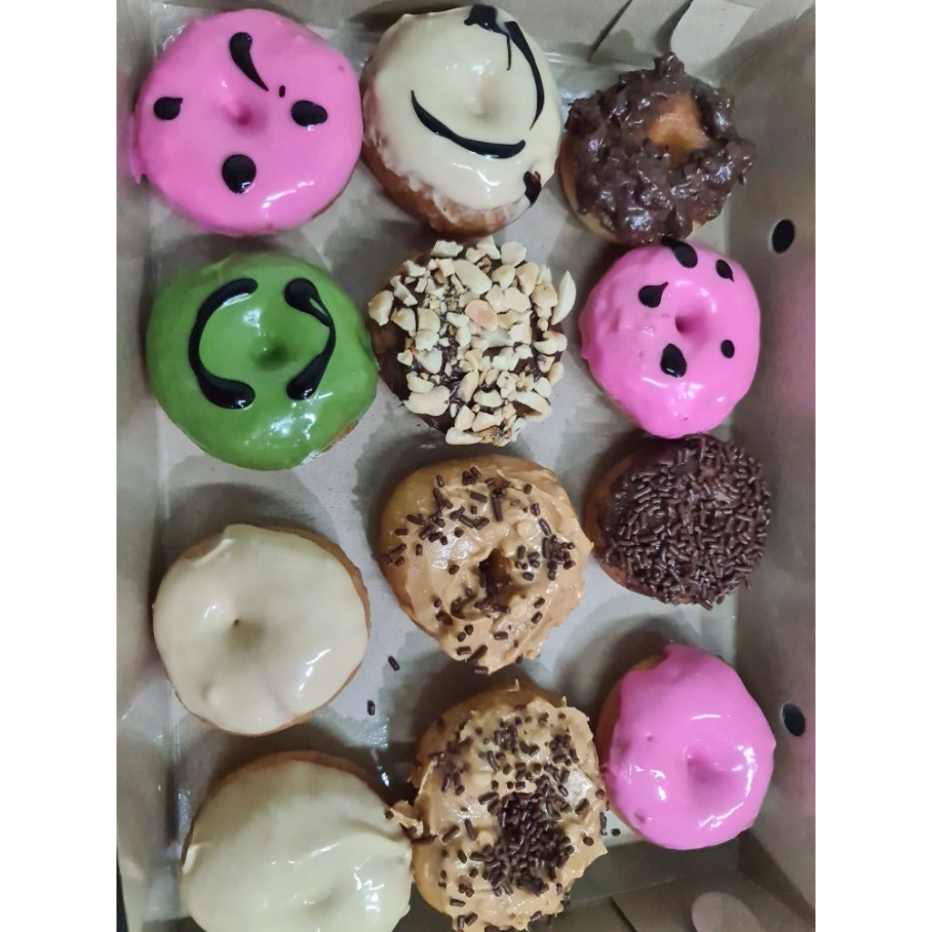 Mix Mini Donat isi 12 dengan glazing dan topping yang bervariasi untuk Christmas gathering, dessert 