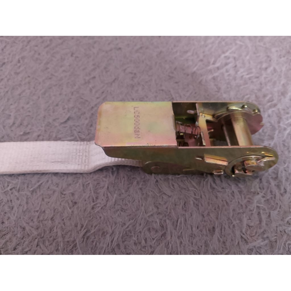 tali pengikat ratchet (ratchet tie-down strap). 