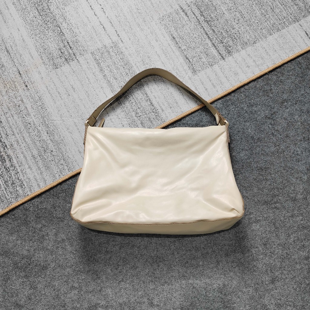 Uniqlo C Leather Touch Puffy Bag White Tas Selempang Bau