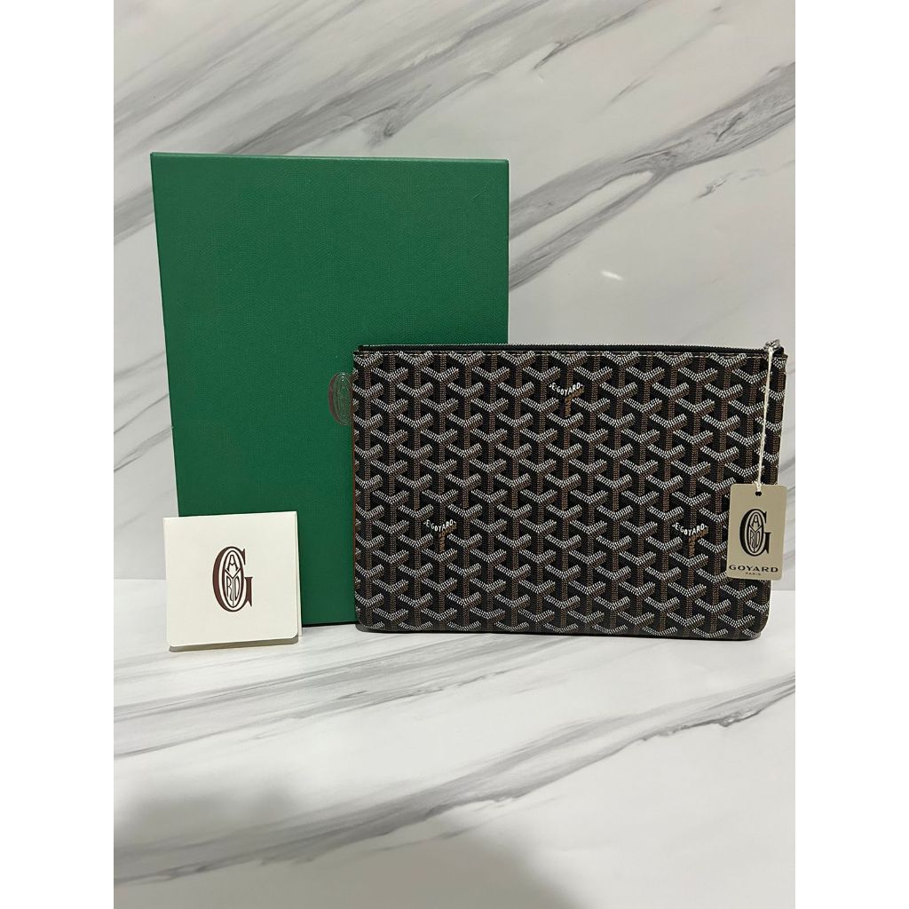 Goyard Pochette Senat MM Pouch dengan Desain Khas Goyard dan Kemasan Hijau Eksklusif