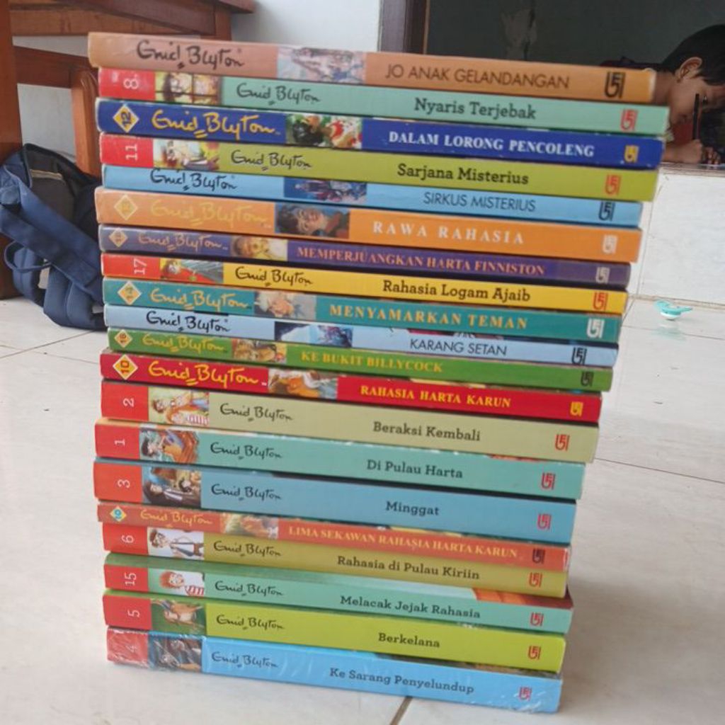 NOVEL ENID BLYTON. LIMA SEKAWAN