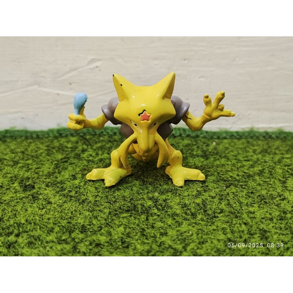 ACTION FIGURE / KOLEKSI / HIASAN POKEMON ALAKAZAM ORIGINAL TOMY 90's