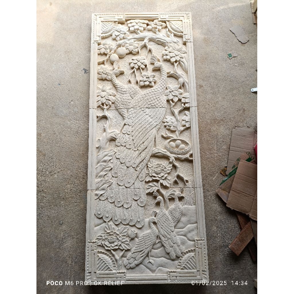 relief batu alam motif merak