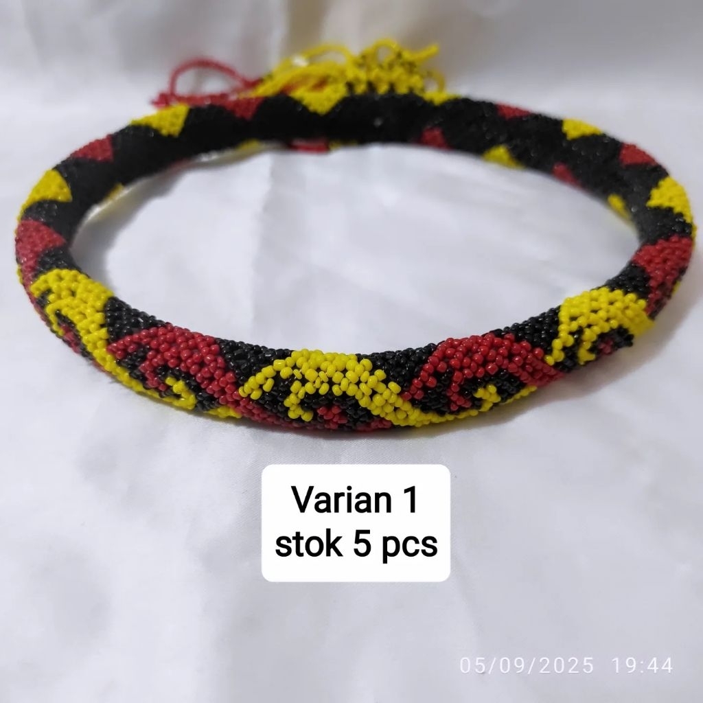 hiasan kepala manik dayak kalimantan