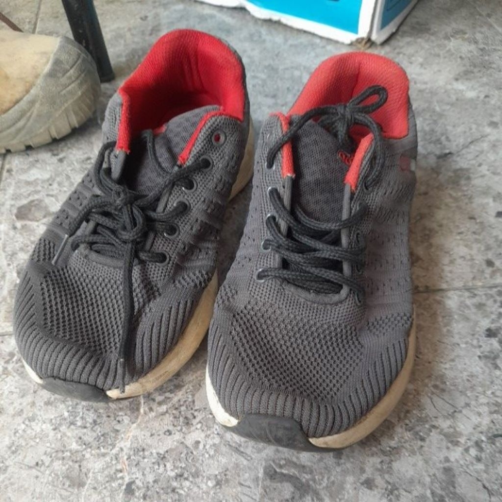 SEPATU ADIDAS ABU MERAH