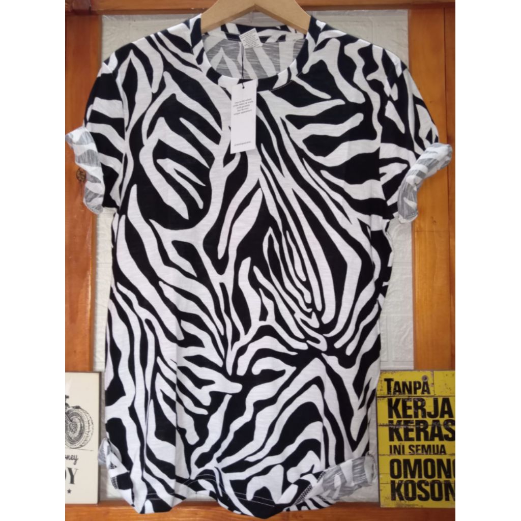Kaos Distro Pria Wanita Motif Hitam Putih | Kaos Dewesa Lengan Pendek