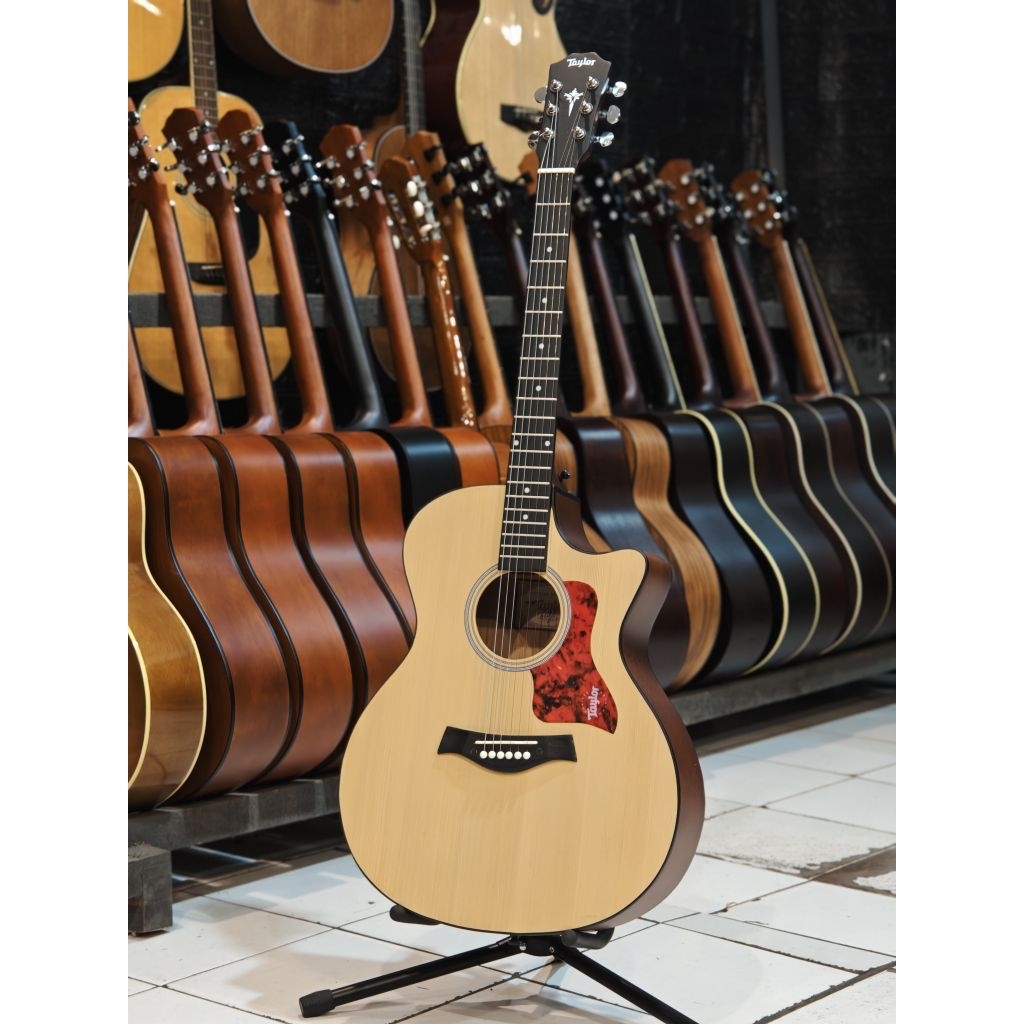 Gitar Akustik Taylor natural