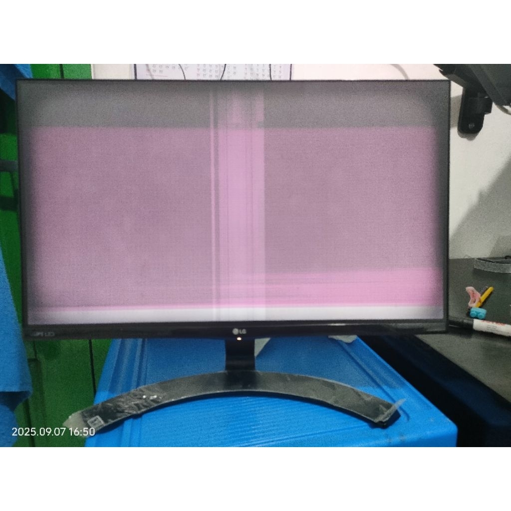 Monitor LG Bekas Kondisi Rusak (Nyala)