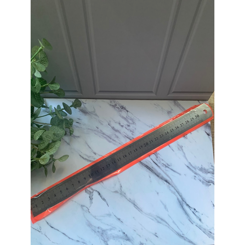 

1 (satu) penggaris besi 30cm