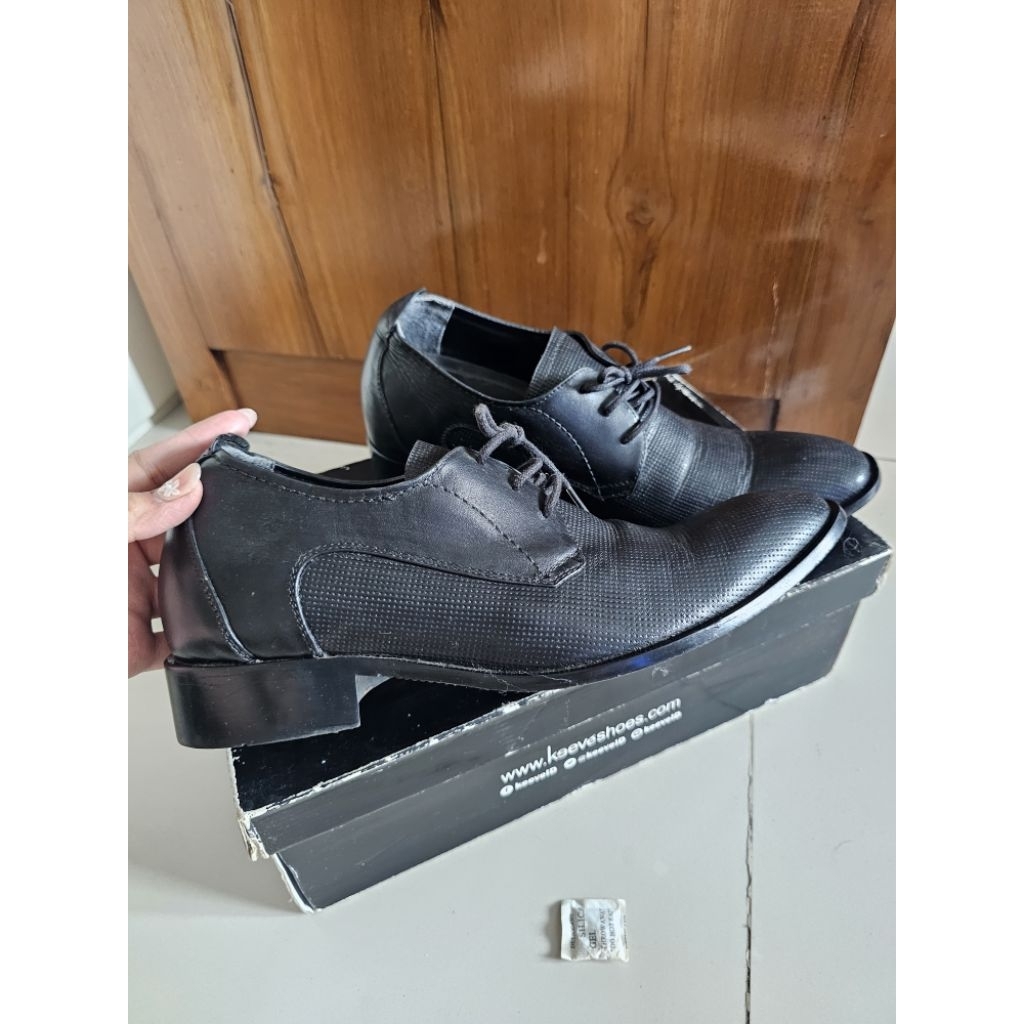 Preloved Keeve Shoes Sepatu Pantovel Pria Penambah tinggi badan pria size 41