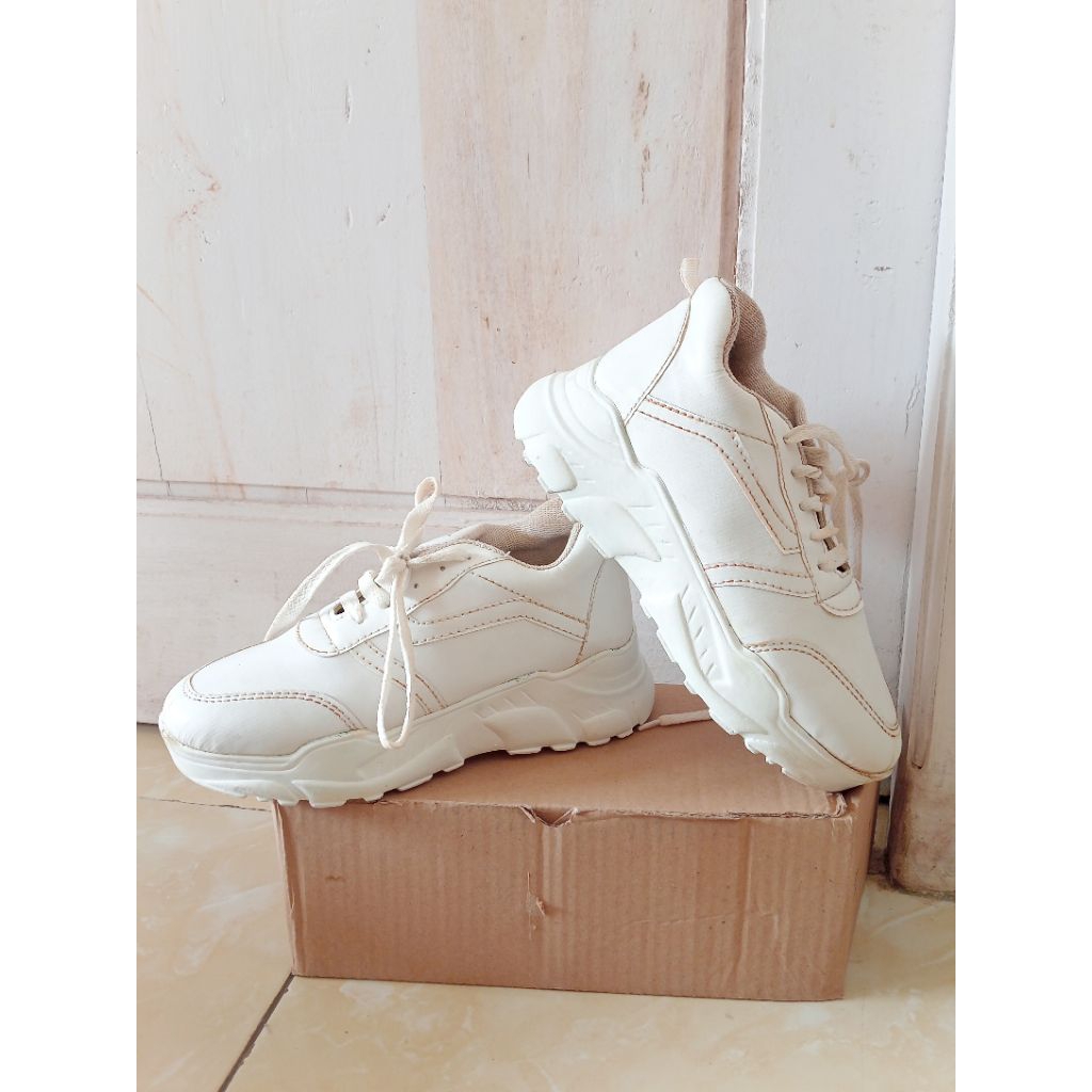 SEPATU  WANITA REMAJA WARNA PUTIH PRELOVED SNEAKERS WANITA PUTIH PRELOVED