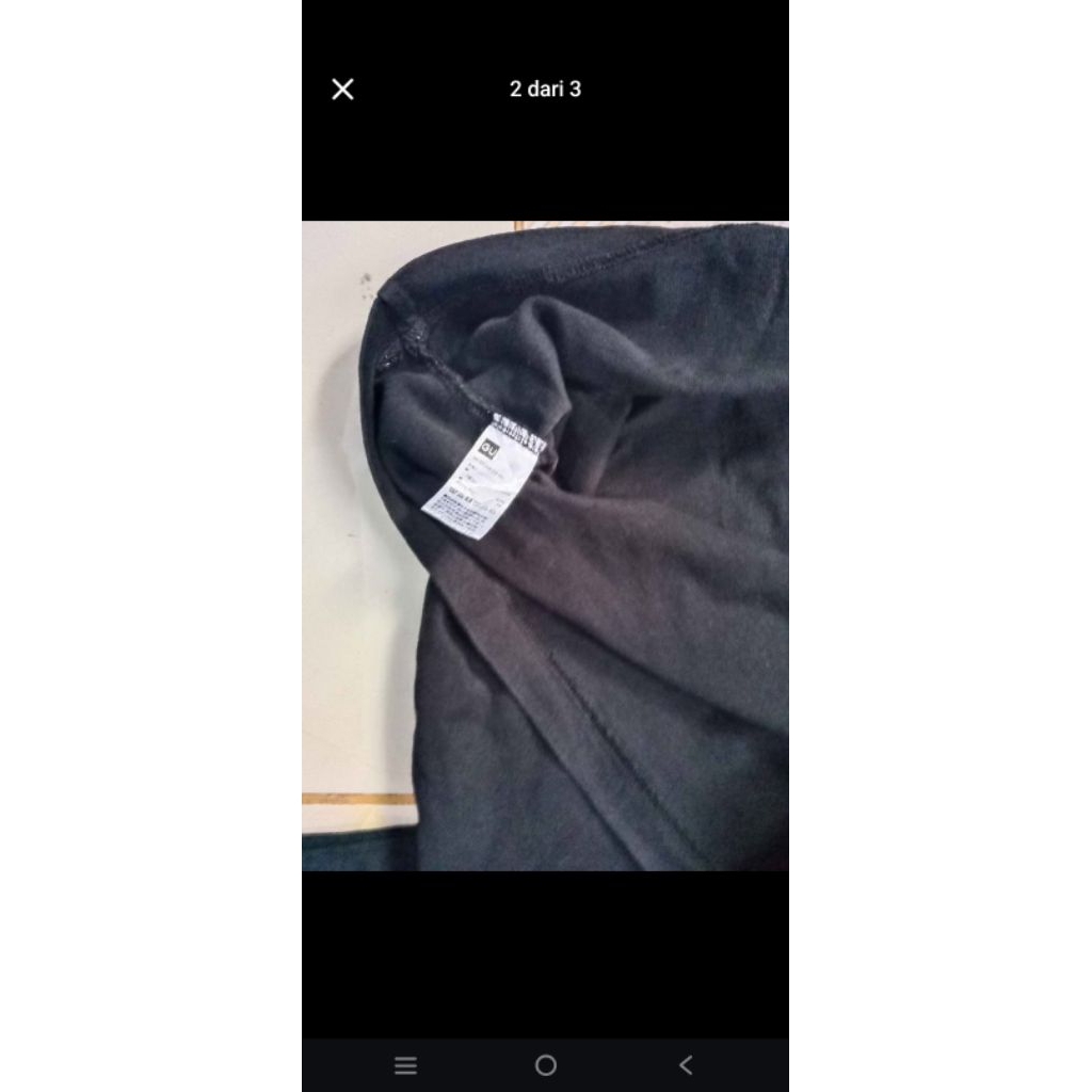 kaos poket hitam Uniqlo GU