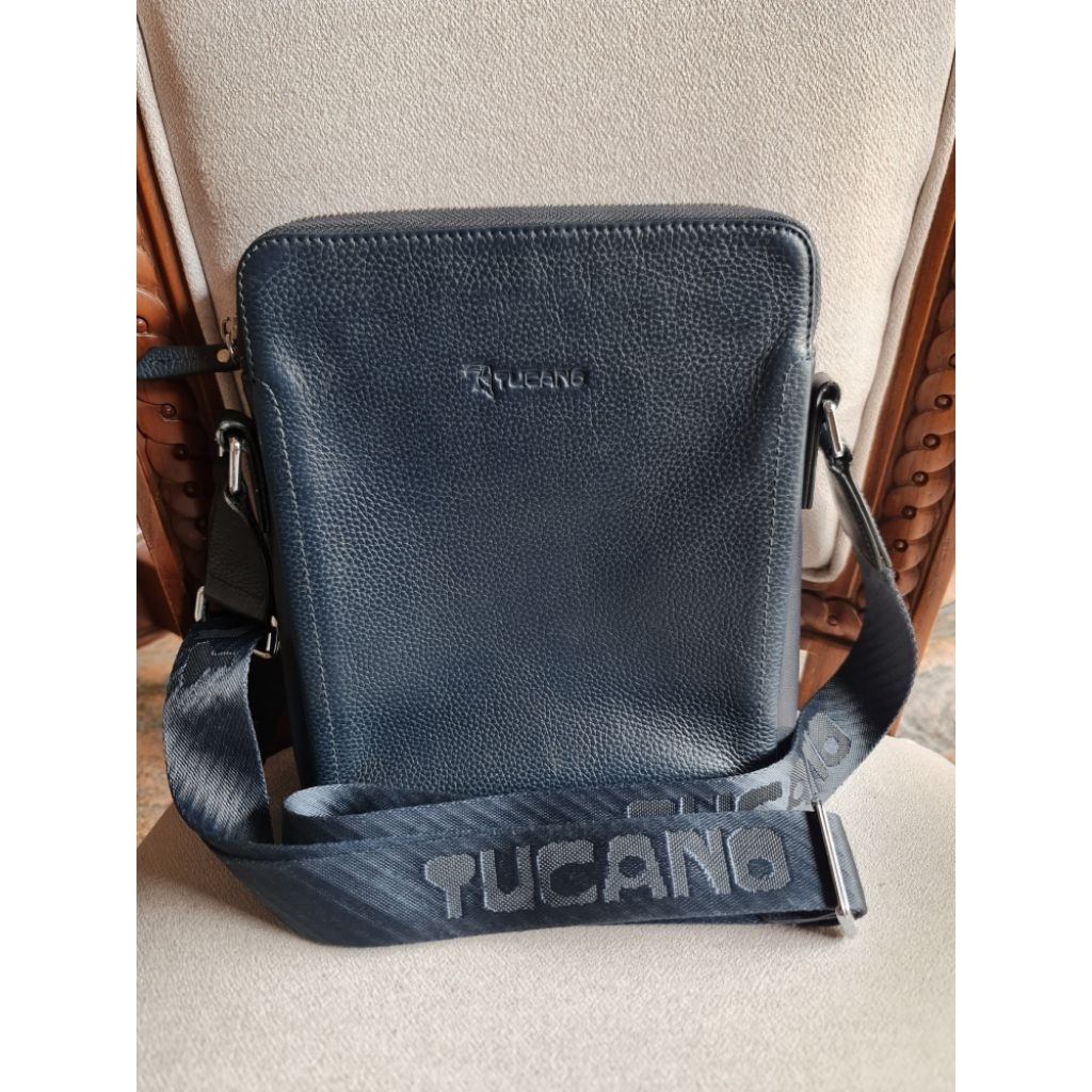 Tas Slempang Pria Second Tucano Biru TuaDimensi:(Panjang x Tinggi x Lebar)20.5cm x 25 cm 5,5 cmWarna
