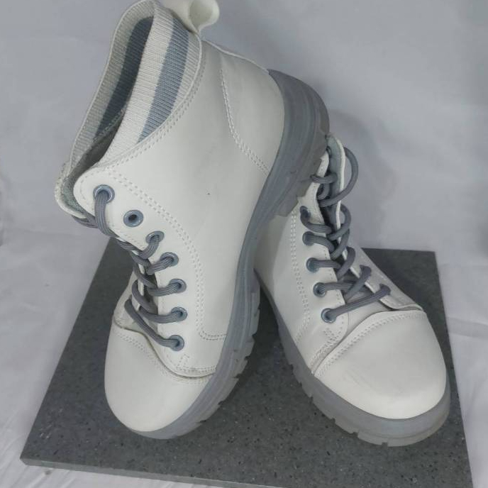Preloved Sepatu Wanita (Woman, Ladies) / Boots Winter Putih (Boot) Fashion Kasual / Merk Genny Origi