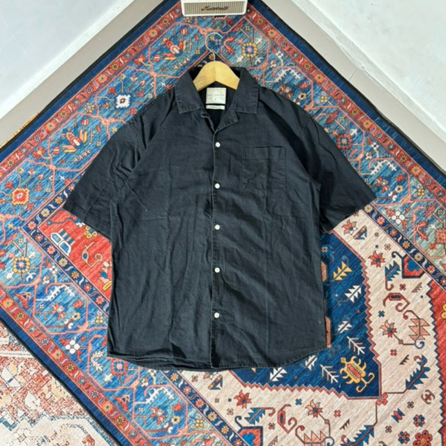 KEMEJA PENDEK TBJ NEARBY OPEN COLLAR HITAM SECOND