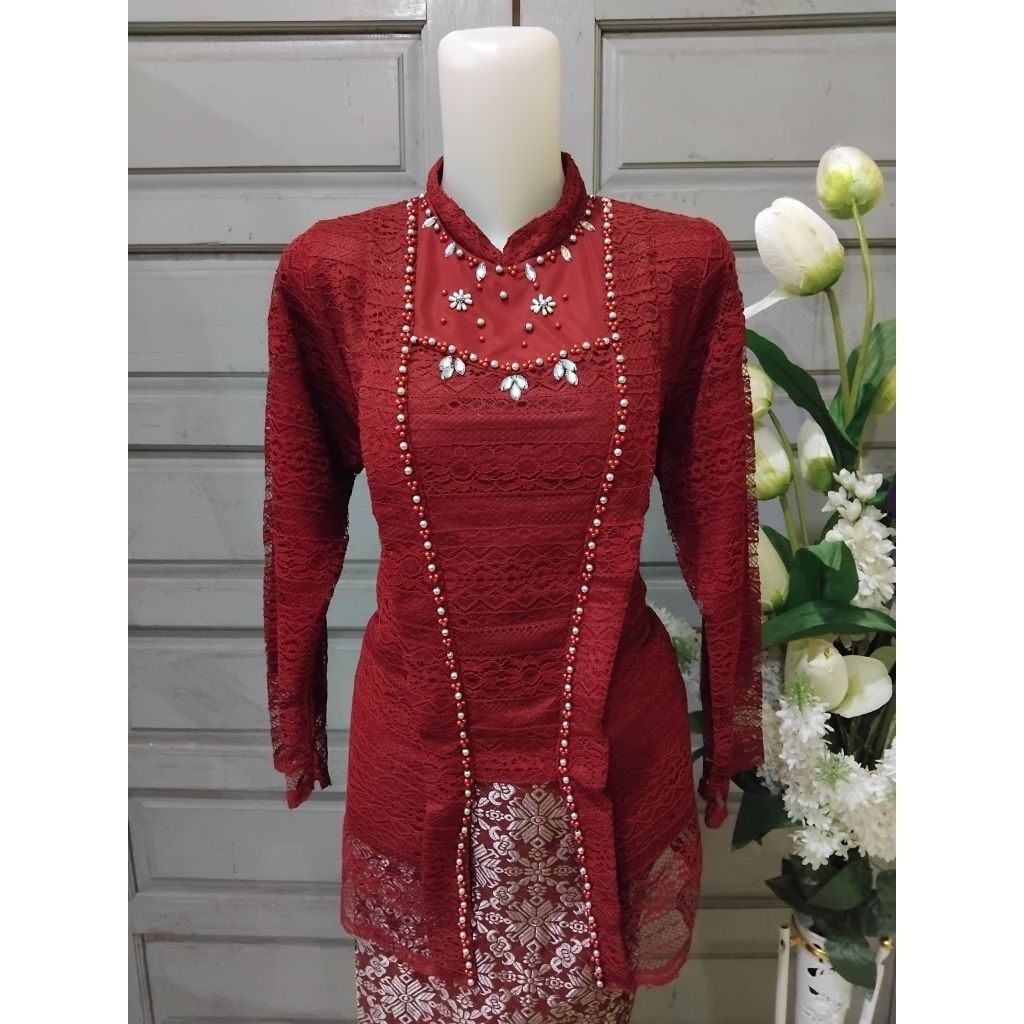 kebaya merah maroon