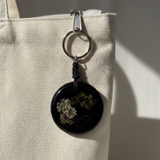 gantungan kunci edelweiss resin hitam by anjay.edelweiss