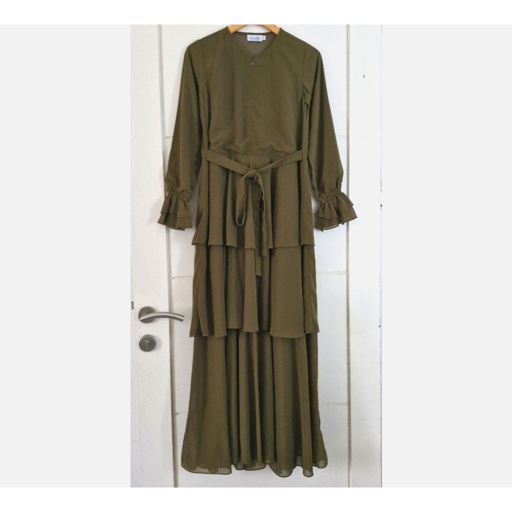 Preloved AINAYYA Seruni Dress Gamis Kondangan Pesta Mewah Umpak Rimpel Dark Olive Ainayya.id Babydol