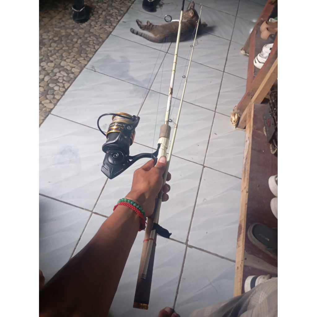 satu set pancingan reel Penn dan joran Relix Nusantara