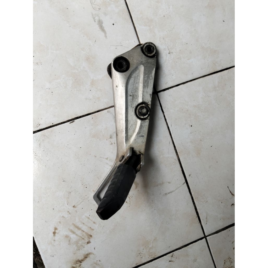 foot step sebelah kanan aja. buat supra x/fit lama. Foot step Belakang KANA Supra x/fit lama, kondis