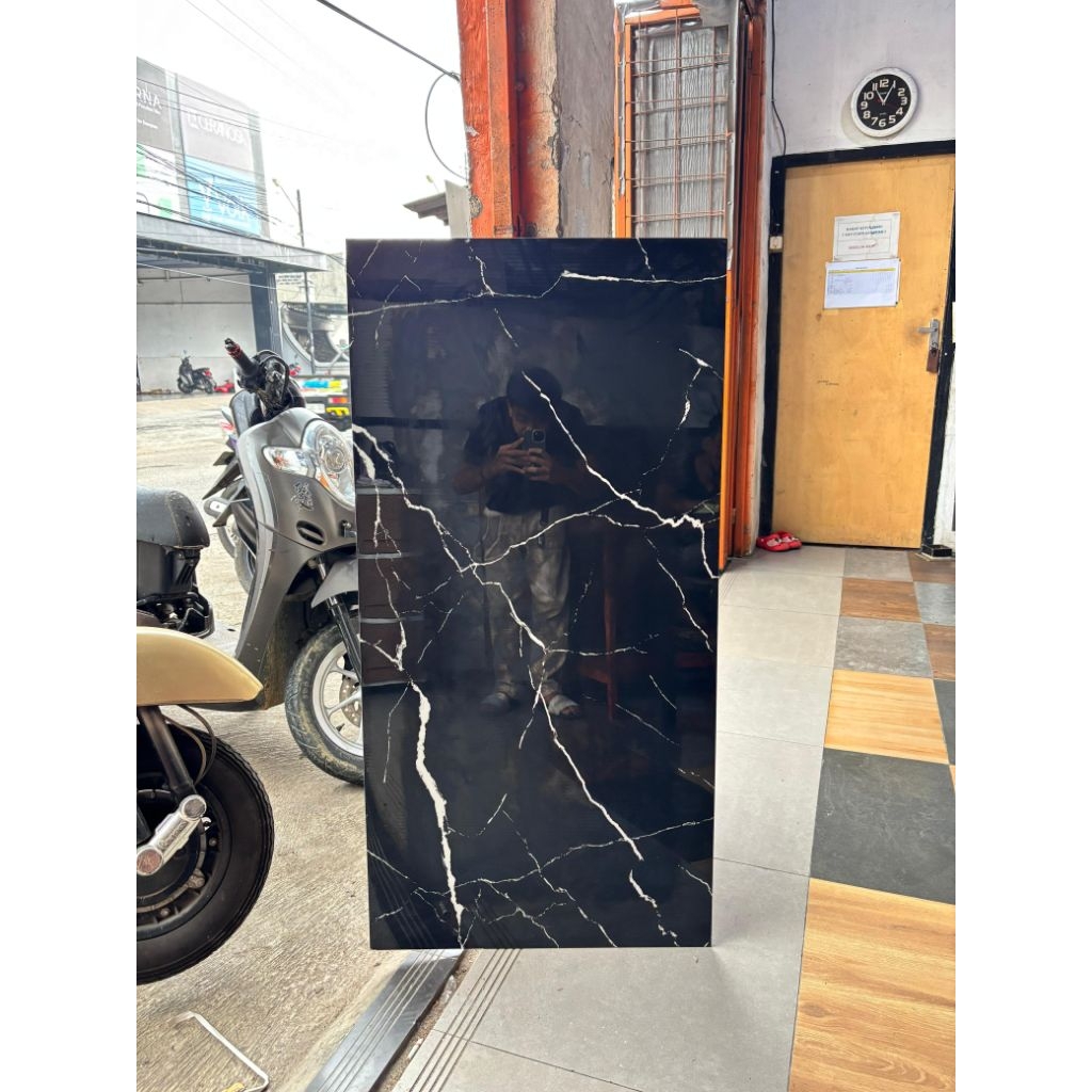 Granit Lantai 60x120 hitam motif