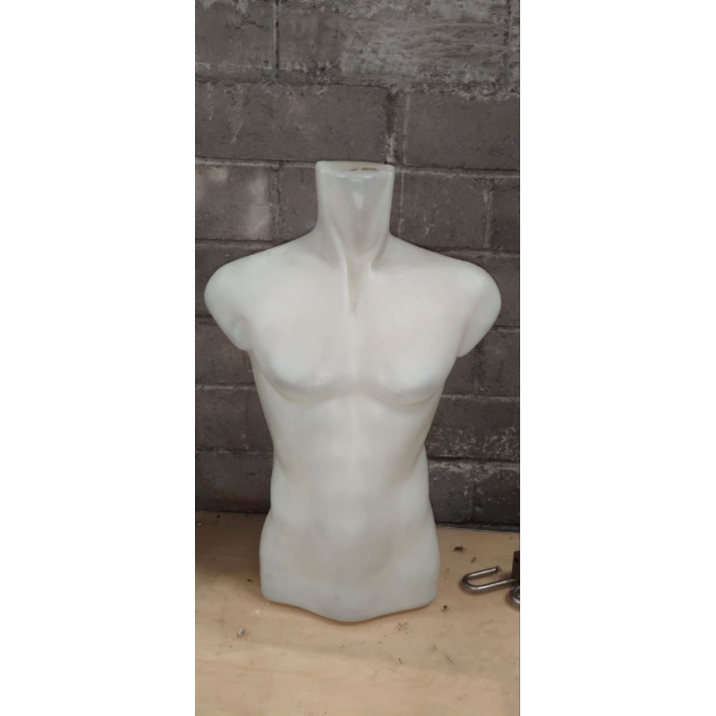 manekin pria dan wanita bekas