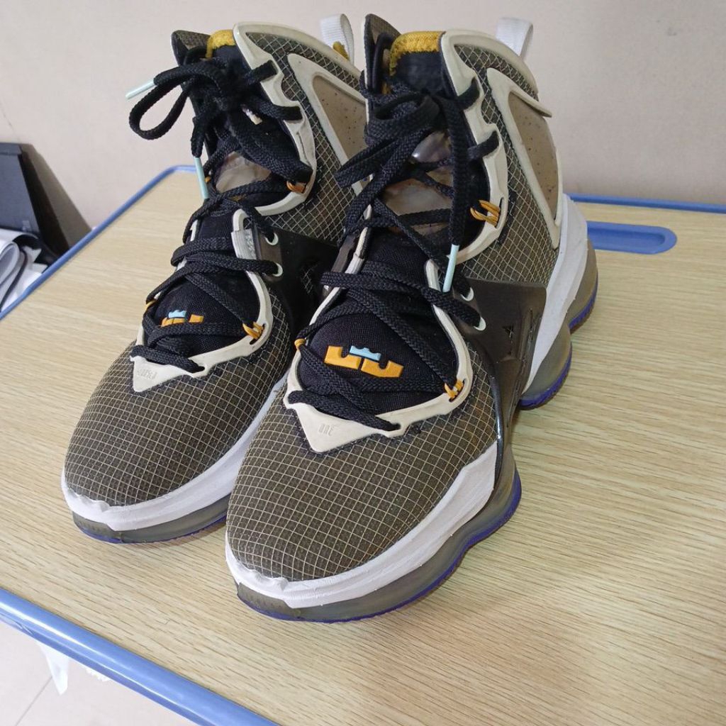 Nike Air Zoom Sepatu Basket UK.42