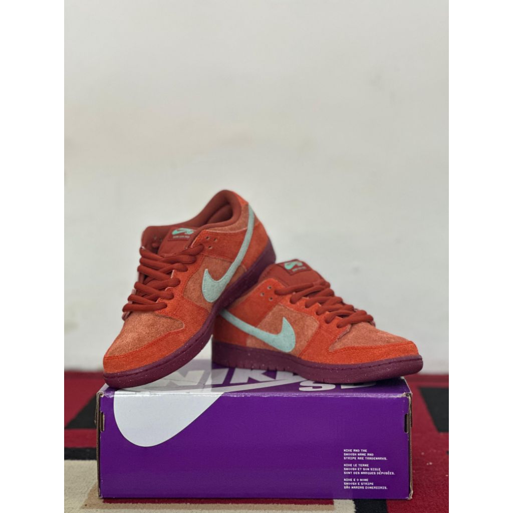 nike sb dunk low mystic red rosewood