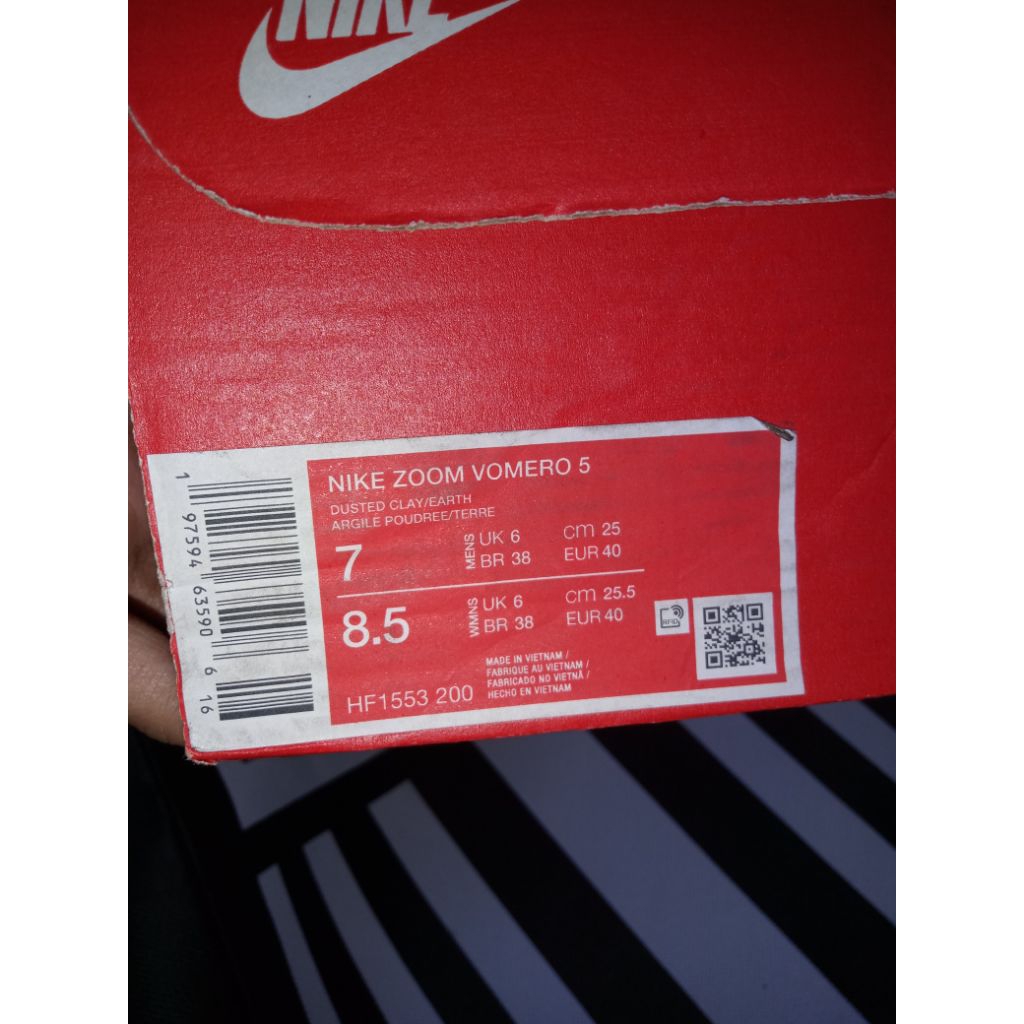 SEPATU NIKE ZOOM VOMERO 5 SIZE 40