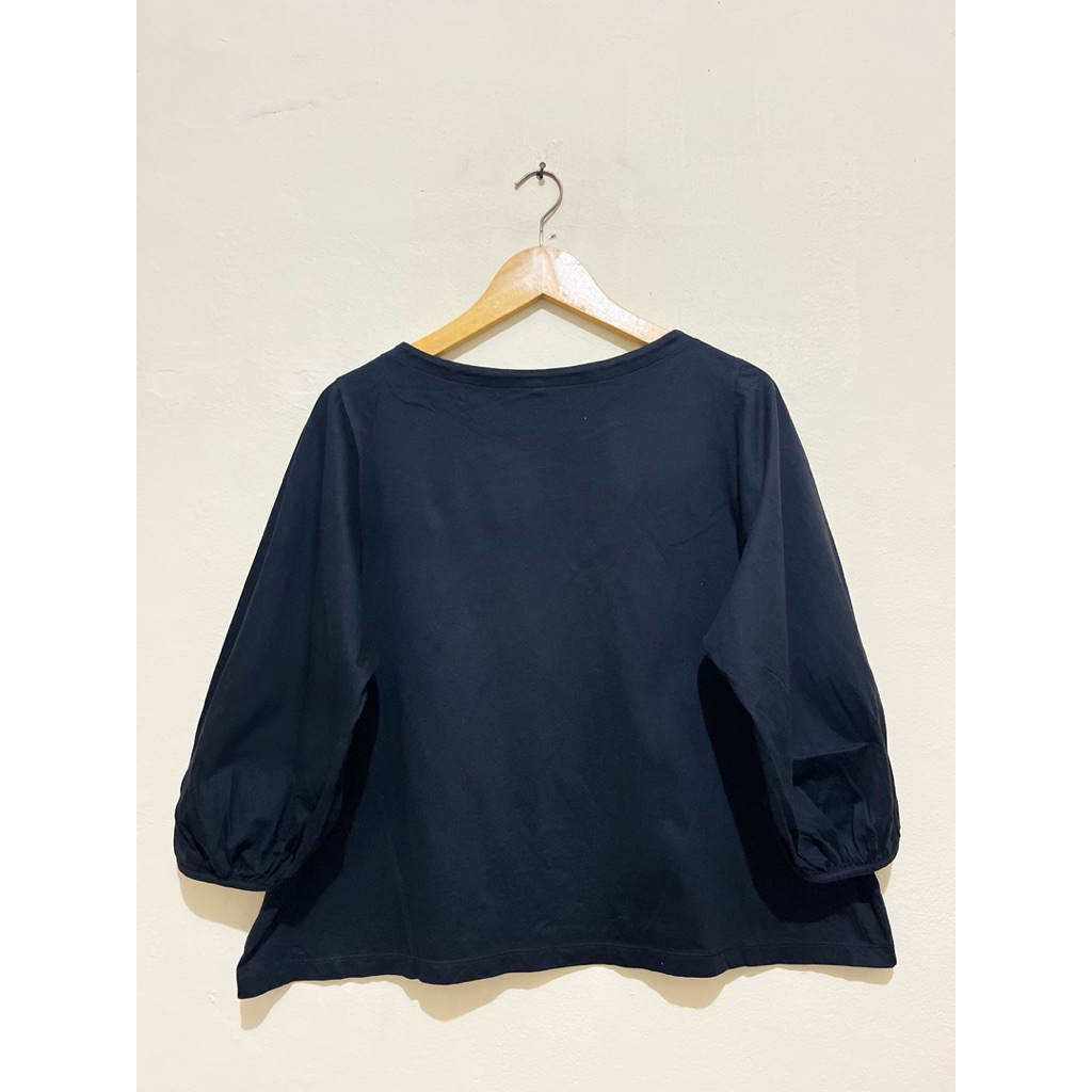 Preloved Uniqlo Blouse Wanita Lengan Balon Hitam Pekat