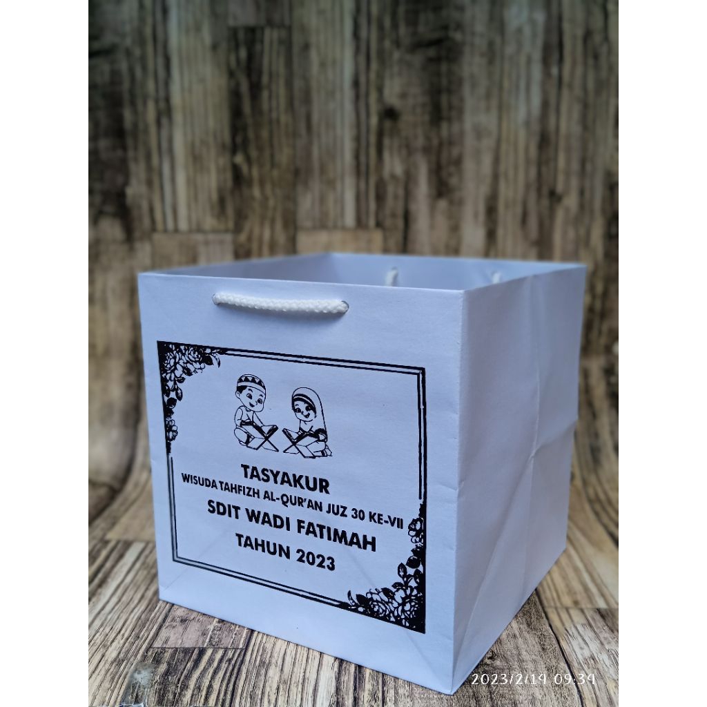 

Paperbag hajatan box nasi kraft putih 150gsm uk 20x20x20 utk box 18x18 tebal,kuat free desain