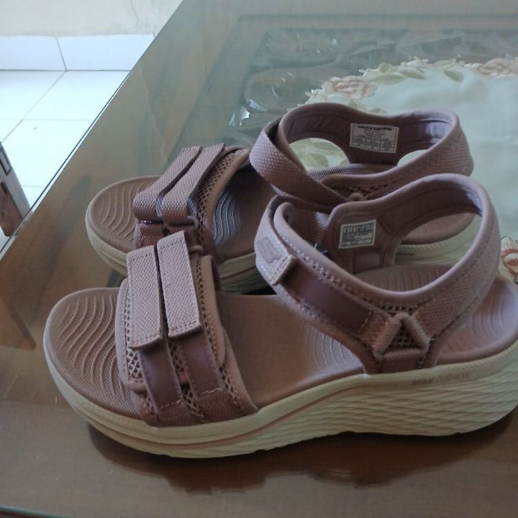 Skecher max cushion ,goga mat