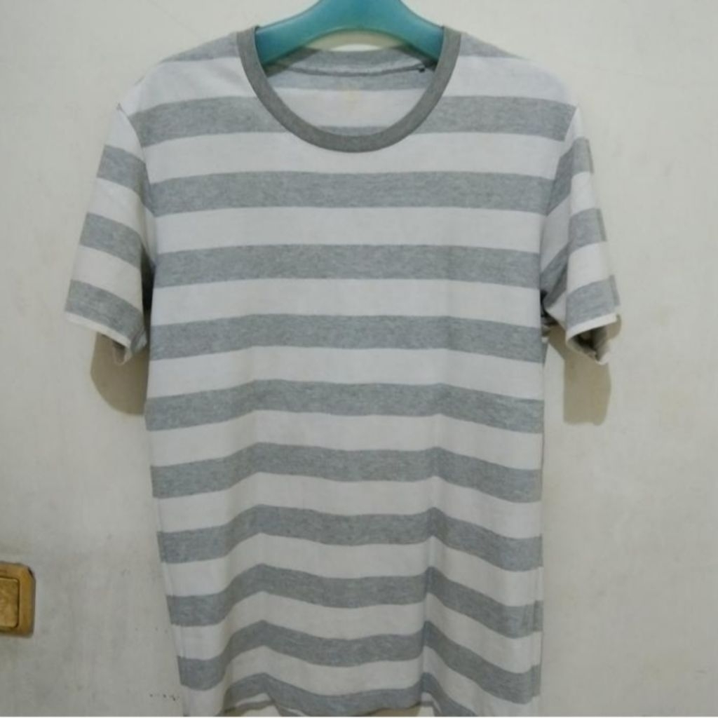 Uniqlo Kaos Garis