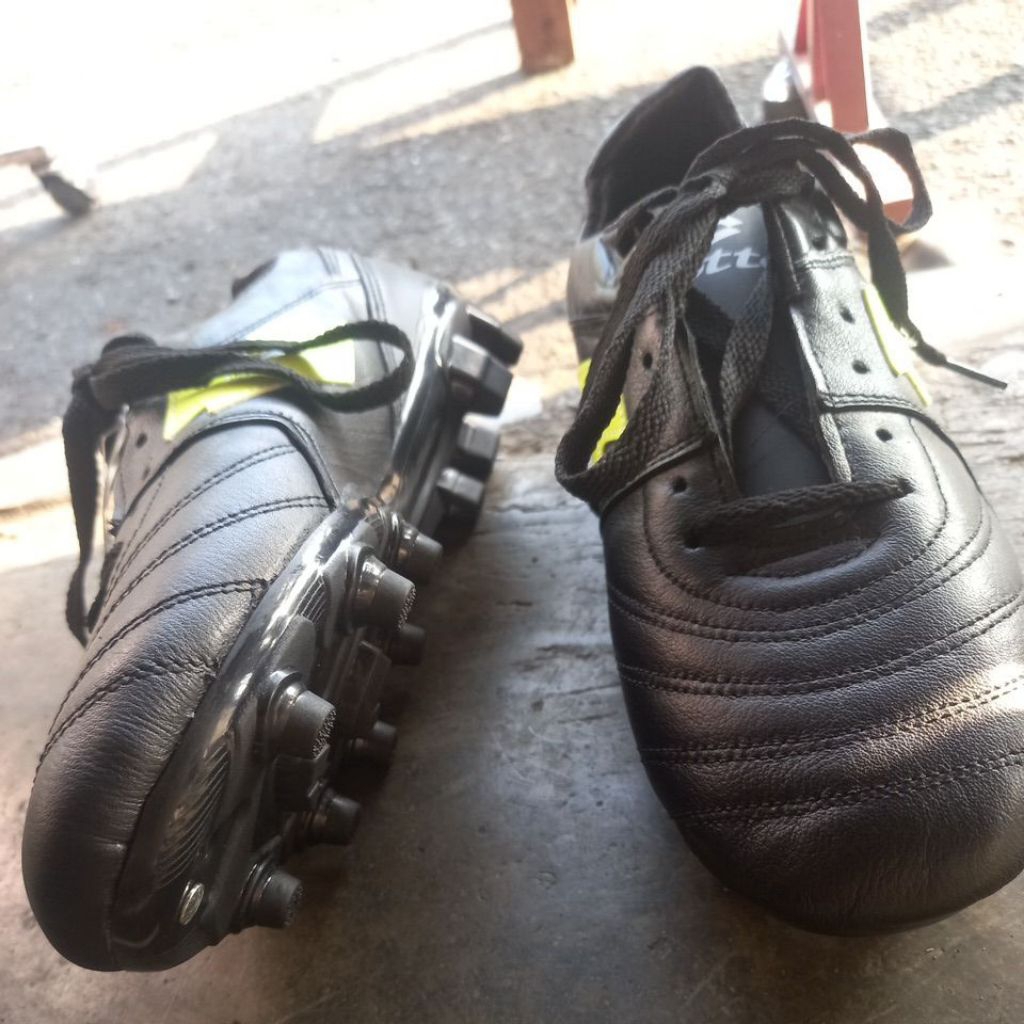 sepatu bola kulit