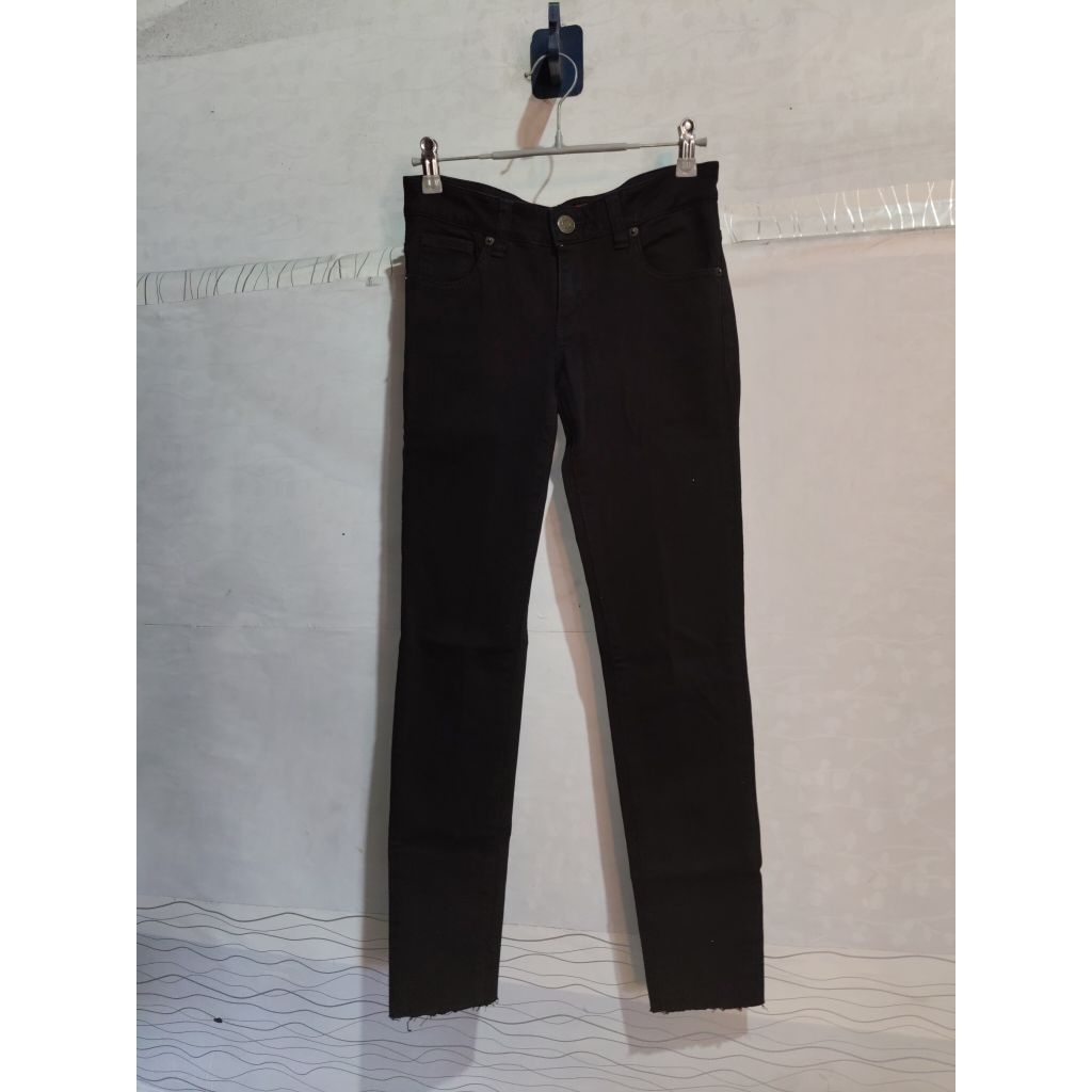 celana wanita denim hitam guess