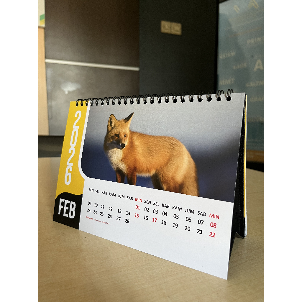 

Custom Kalender Meja 2026 – 14 Lembar 1 Sisi, Tatakan Duplex, Free Template