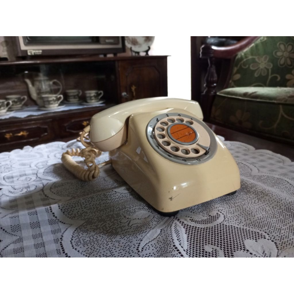 Pesawat Telepon Telpon Kabel Jadul Antik Vintage Lawas Tua Kuno Retro Klasik Classic. 
