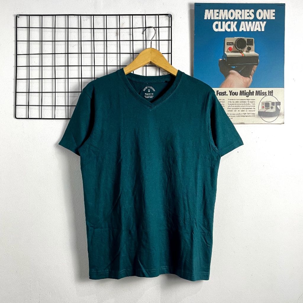 KAOS UNIQLO GU SIZE (M) SECOND ORIGINAL, KAOS BASIC UNIQLO, KAOS V NECK lUNIQLO,KAOS PRIA, KAOS WANI
