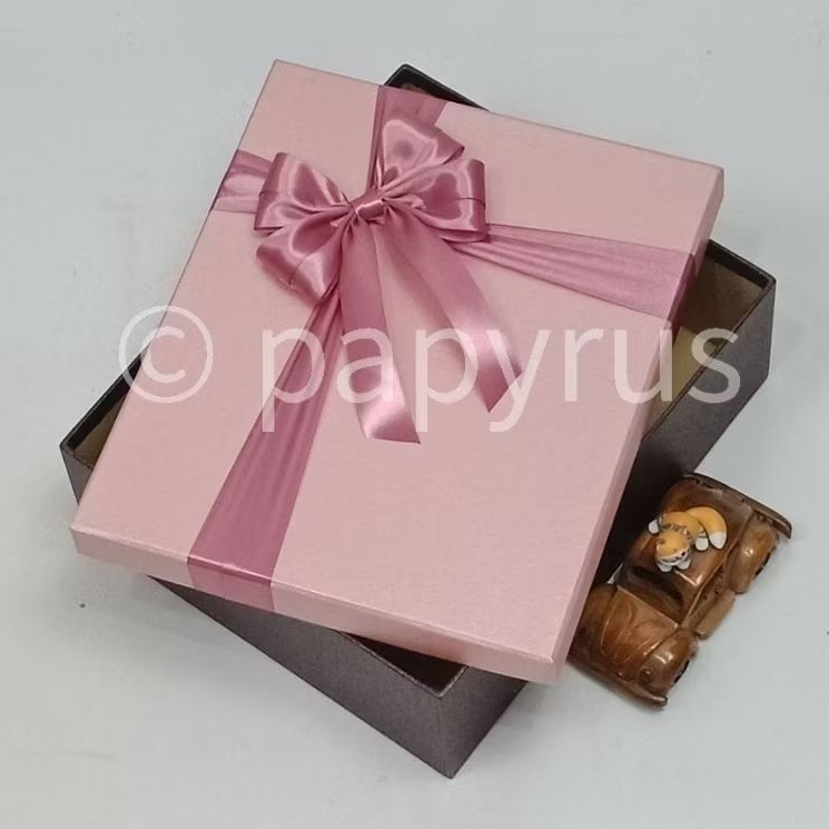 

PAPYRUS Kombinasi 25x30 Tinggi 8cm Kotak Kado Gift Box Hardbox Hampers Hadiah V2