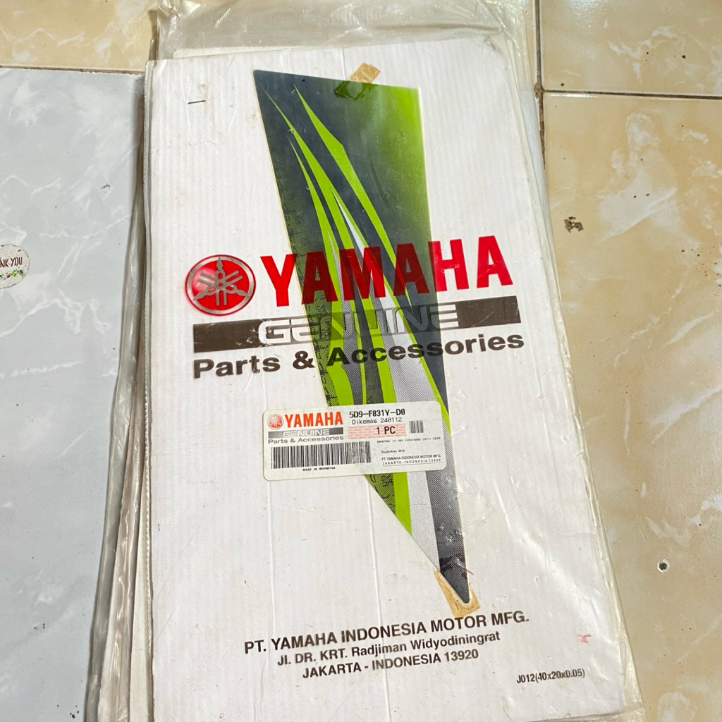 Striping stiker panel body depan kanan Yamaha Vega ZR 2011 2012 hijau original YGP 5D9-F831Y-D0