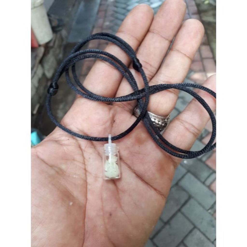 Kalung Tali Hitam Botol Liontin Batu Posfor Menyala Dalam Gelap Terbaik