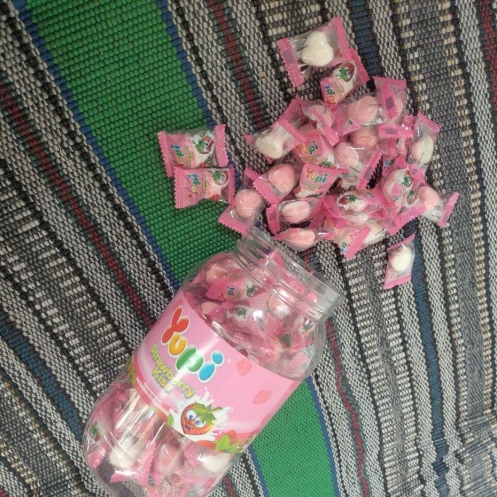 

YUPI strawberry kiss