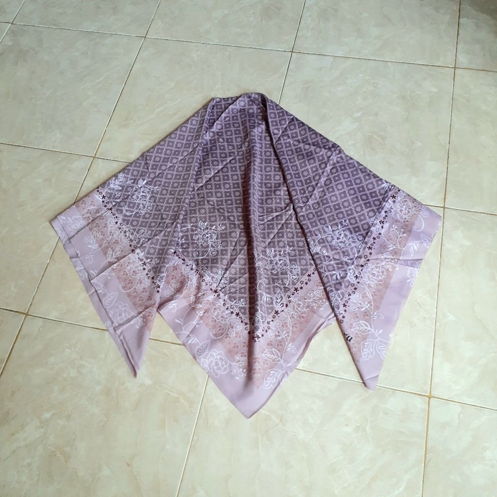 Jilbab Segi Empat 110x110 AZARA VOAL OSKARA Motif Bunga CGRJ13 Ungu