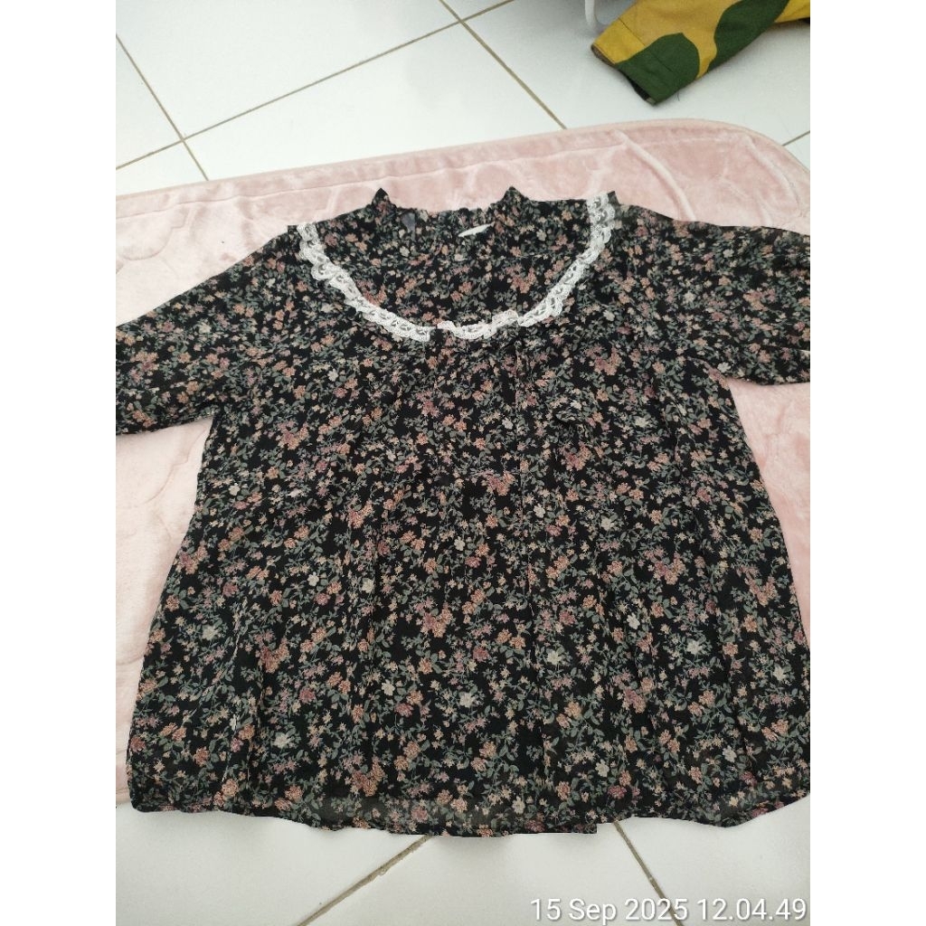 Baju motif bunga kecil preloved