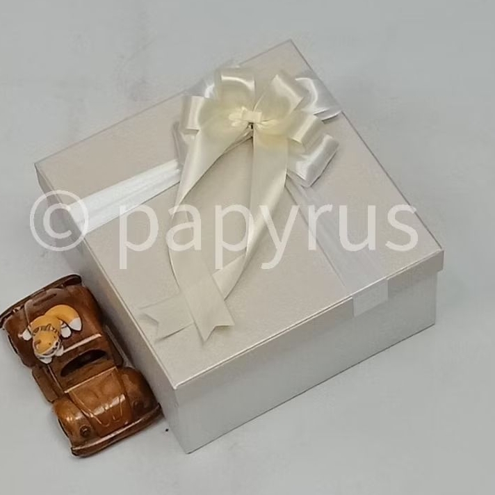 

PAPYRUS Kombinasi 20x20 Tinggi 10cm Kotak Kado Gift Box Hardbox Hampers V3